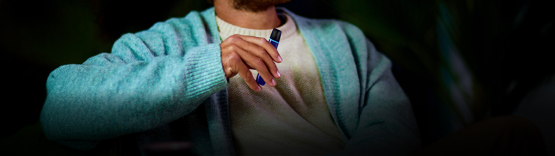 Muž drží v ruke zariadenie VEEV ONE.