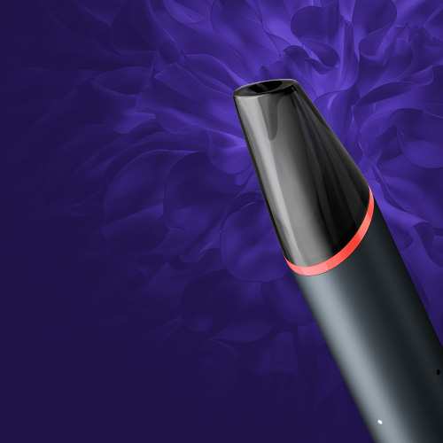 Detail náustku e-cigarety VEEV NOW ULTRA v tmavej farbe s červeným detailo s indikátorom hladiny e-liquidu na fialovom pozadí s ikonou náustku.