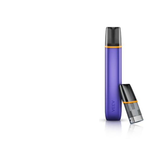 : E-cigareta VEEV ONE vo fialovej farbe s čiernym náustkom a extra náplňou vedľa na modrom pozadí s nápisom VEEV ONE
