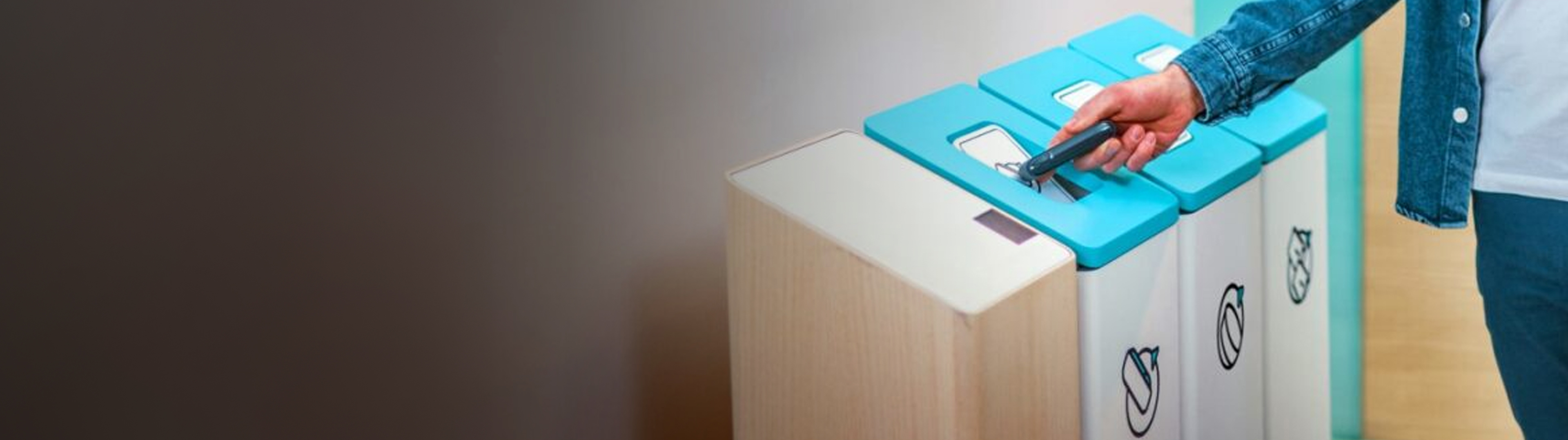 Muž vhadzuje zariadenie na recykláciu do zberného boxu