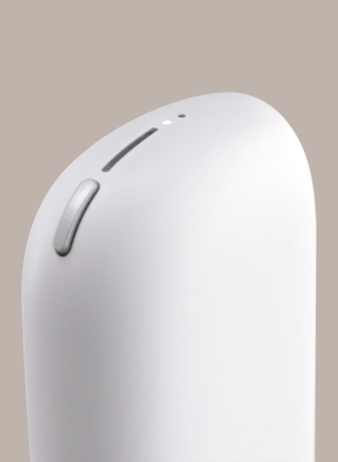Close up of charge lights on white IQOS 3 DUO charger