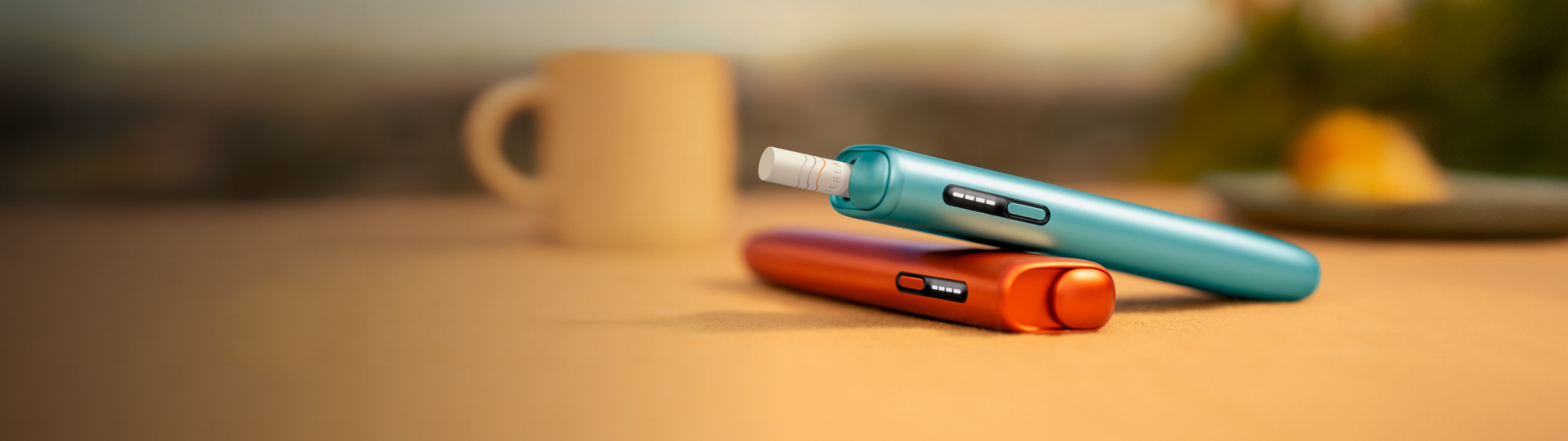Modrý IQOS ILUMA i ONE nad červeným IQOS ILUMA i ONE