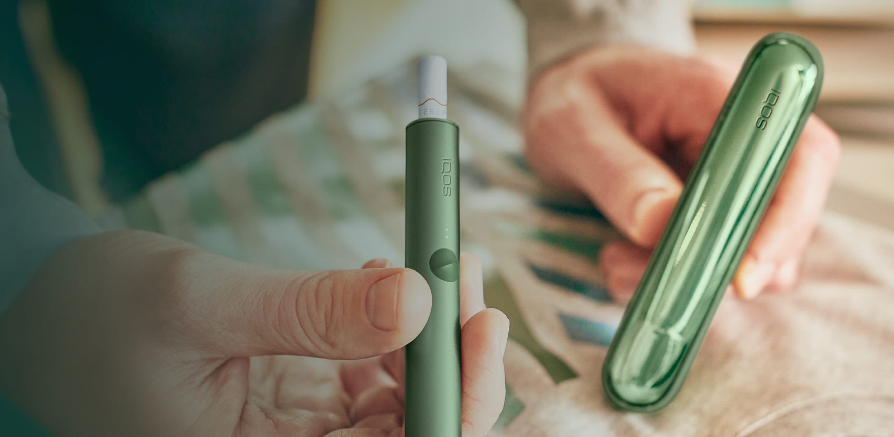 Moss Green IQOS ILUMA nahrievač a vrecková nabíjačka.