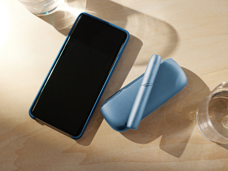 Main tenant un appareil IQOS ILUMA i ONE violet