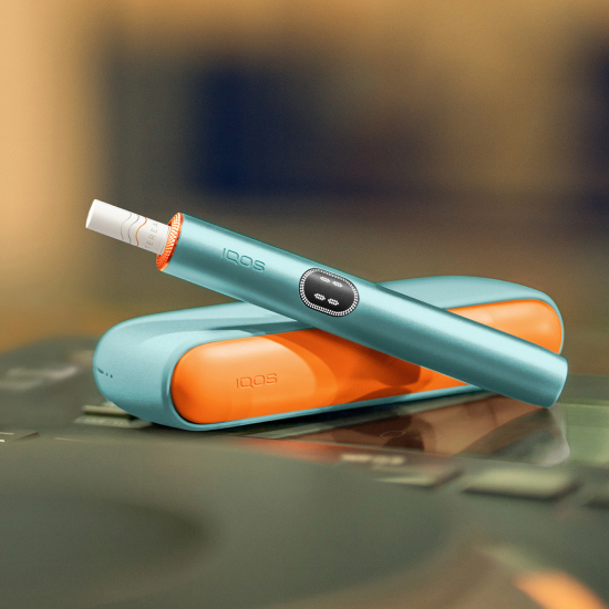 Breeze Blue IQOS ILUMA i device above its charger, with customed door and rings