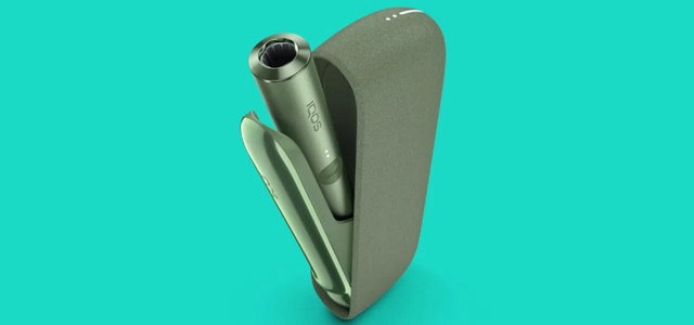 A moss green IQOS ILUMA Holder inside a Pocket Charger.