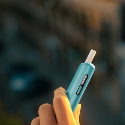 Hand holding a Breeze Blue IQOS Iluma I One Device