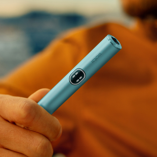Person holding a IQOS Iluma I mid holder