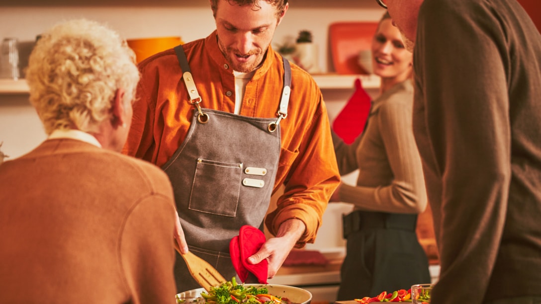 إذا كنتَ مدخناً بالغاً وجاهزاً للانتقال لبديل أفضل من الاستمرار بالتدخين، أو قمتَ بالفعل بالتغيير، فإن IQOS معك لمساعدتك. يقدم IQOS لمسة عصرية للاستمتاع بالتبغ لكن بدون دخان أو رماد، إن تجربة استخدام IQOS هي التي تجعلك تستمر.  هذا المنتج غير خالٍ من المخاطر. يحتوي على النيكوتين الذي يسبب الإدمان. لاستخدام البالغين فقط الذين خلافاً لذلك سيستمرون بالتدخين أو استخدام منتجات النيكوتين.