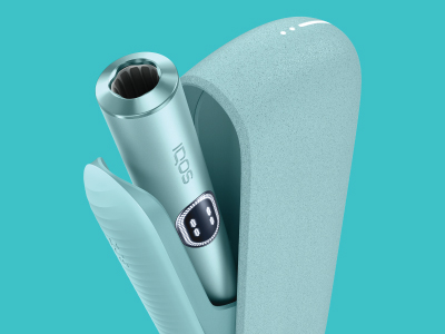 FAQs IQOS ILUMA i – holder dan pocket charger menghadap depan dengan latar biru 3.  FAQs IQOS ILUMA i – holder dan pocket charger menghadap depan dengan latar biru 3.