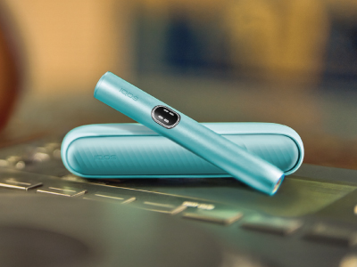 Banner langkah pertama cara penggunaan IQOS ILUMA i – perangkat diletakkan di atas meja Banner langkah pertama cara penggunaan IQOS ILUMA i – perangkat diletakkan di atas meja
