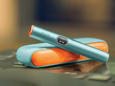 International support assistance – close-up of holder and pocket charger of IQOS ILUMA i device