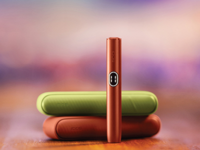 Troubleshooting IQOS ILUMA i – a holder standing upright with two pocket chargers behind it