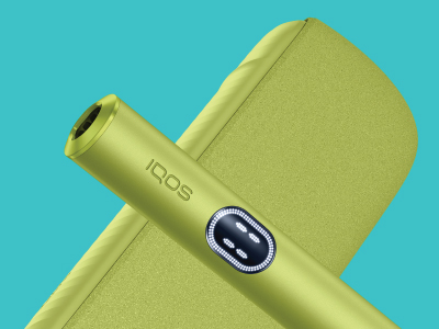 Warranty cards IQOS ILUMA i  – close-up of holder on top of pocket charger with a blue background