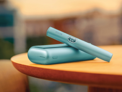 Banner langkah pertama cara penggunaan IQOS ILUMA i PRIME - perangkat diletakkan di atas meja Banner langkah pertama cara penggunaan IQOS ILUMA i PRIME - perangkat diletakkan di atas meja
