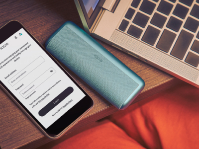 International support assistance - IQOS ILUMA i PRIME device placed next to a smartphone
