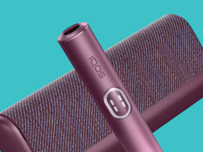Kartu garansi IQOS ILUMA i PRIME - tampilan dekat holder IQOS ILUMA i Prime di atas pocket charger dengan latar biru Kartu garansi IQOS ILUMA i PRIME - tampilan dekat holder IQOS ILUMA i Prime di atas pocket charger dengan latar biru