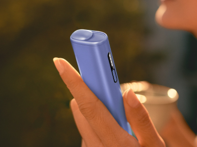 Tangan memegang perangkat pemanas tembakau IQOS ILUMA i Baru Tangan memegang perangkat pemanas tembakau IQOS ILUMA i Baru