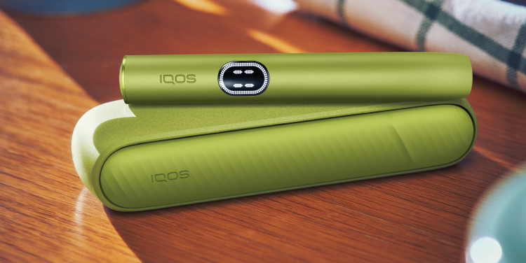 IQOS ILUMA i Leaf Green Placed on the desk