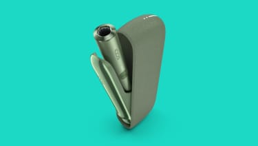 An illustration showing how IQOS ILUMA PRIME is responsive to hand gestures.