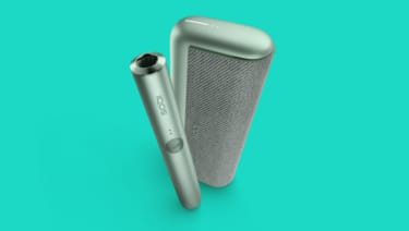 An illustration showing how IQOS ILUMA PRIME is responsive to hand gestures.