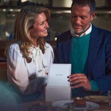 Hombre y mujer desempacando un nuevo dispositivo IQOS Hombre y mujer desempacando un nuevo dispositivo IQOS