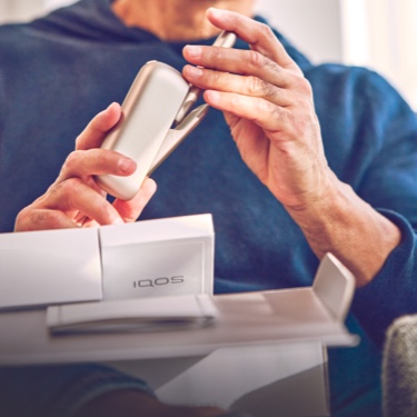 Man unboxing a new IQOS 3 DUO Hombre desempacando un nuevo IQOS 3 DUO