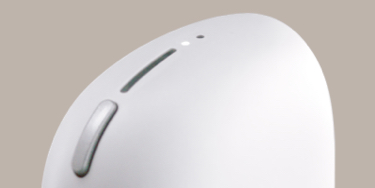 Woman holding her grey IQOS - IQOS charging slowly Woman holding her grey IQOS - IQOS charging slowly