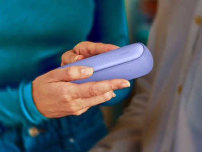 IQOS Coach a person holding IQOS ILUMA i device